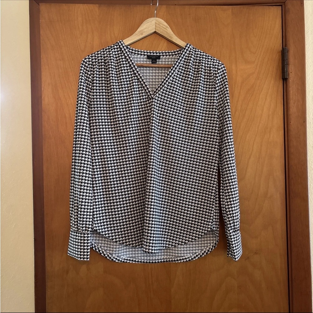 Ann Taylor B&W Houndstooth Blouse Long Cuff Sleeves V-Neck Sz Medium Petite
